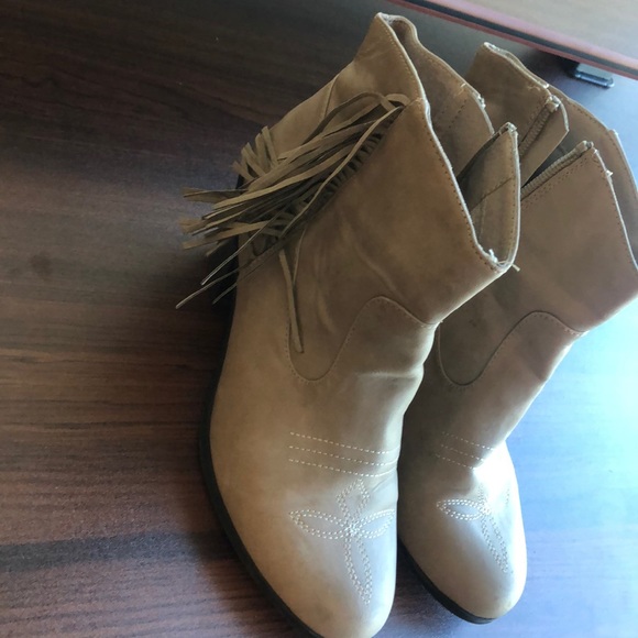 Boots - Picture 3 of 5